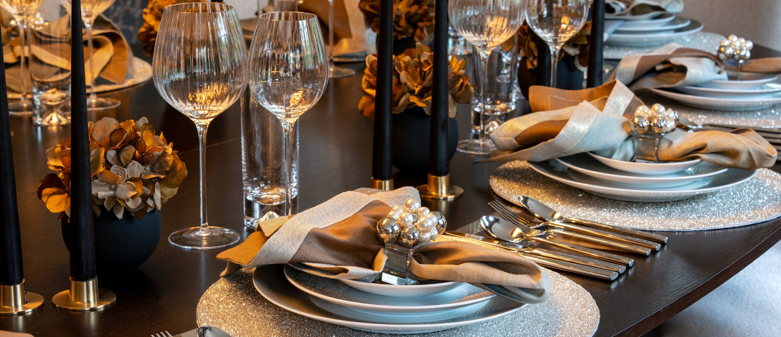 April Hamilton dining room styled with Amiramour table décor