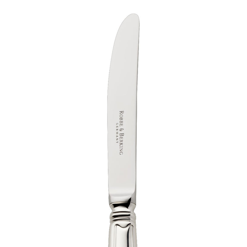 Cake knife Alt-Faden silver-plated close-up on its rounded blade.