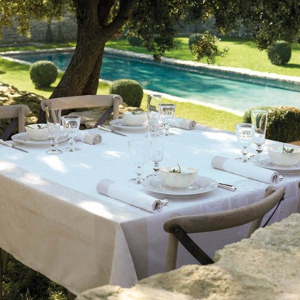 Venezia Ivory napkin by Le Jaquard Francais styled on outdoor table