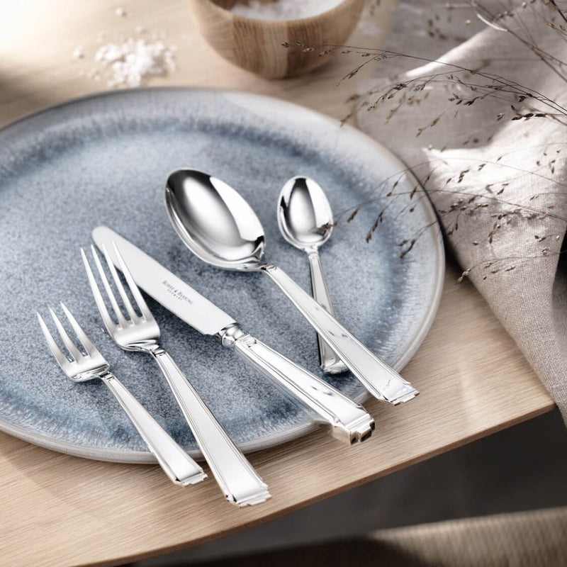 Cutlery Art Deco silver-plated placed on blue plate.