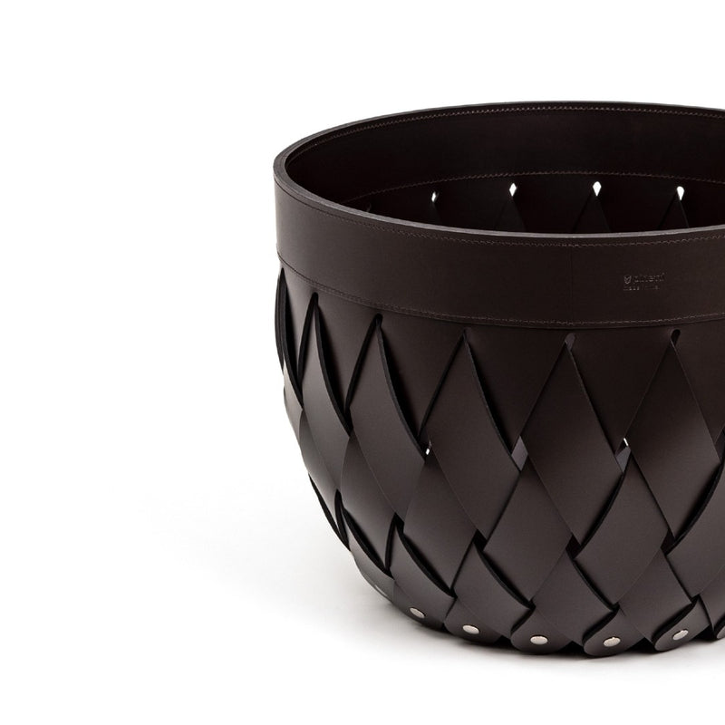 Close-up of Canaria small round basket in coffee brown regenerated leather by Pinetti, handwoven and suitable for indoor and outdoor use