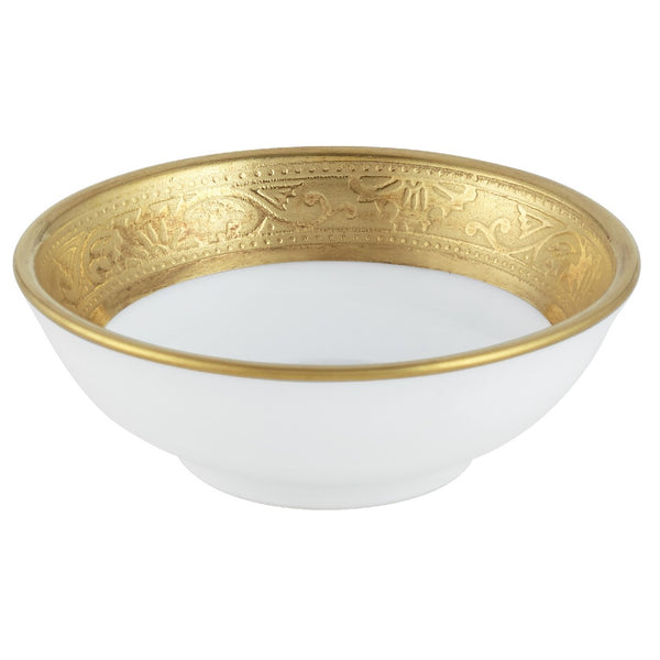 A white and gold porcelain Chinese Soja cup with a Renaissance style border.