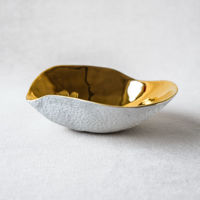 Porcelain dinner set Gold shell-like design Indulge collection Sarah-Linda