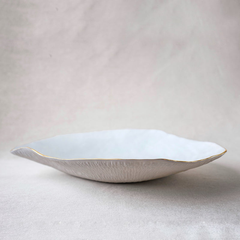 Side view Porcelain dinner set Gold shell-like design Indulge collection Sarah-Linda