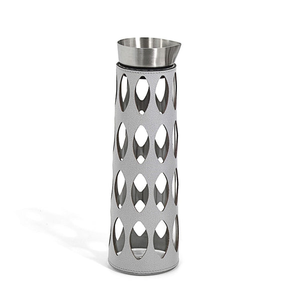 Luxury glass carafe Marghe 1L in light grey with removable leather cover by Pinetti – Italian craftsmanship for elegant dining and yacht entertaining.