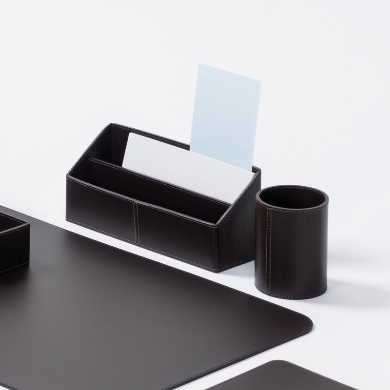 Close-up of Giobagnara x Rudi Tecnocuoio leather envelope holder in neutral tone