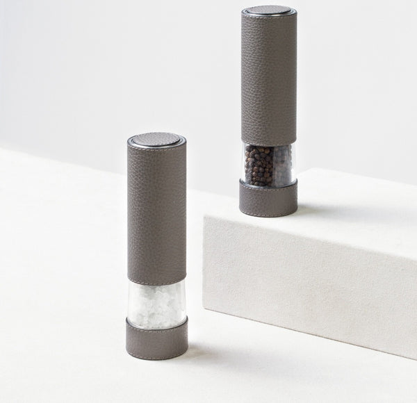 Styled Salt and Pepper Electric Mills Set Otello by Giobagnara in leather and stainless steel, adjustable grinding, carbon and ceramic mechanisms.