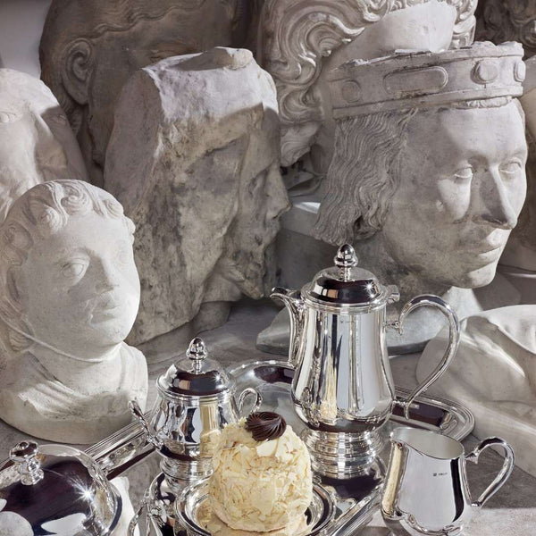 Silver tea set with Silver-plated coffee pot Rencontre 60cl by Ercuis with marble busts in the background