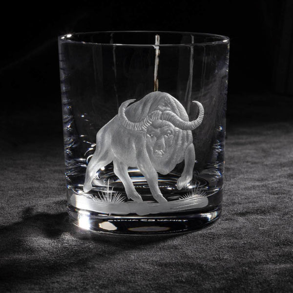 Luxury Crystal Whiskey Glass with Buffalo Engraving – Big Five Collection by Sonja Quandt on a dark background