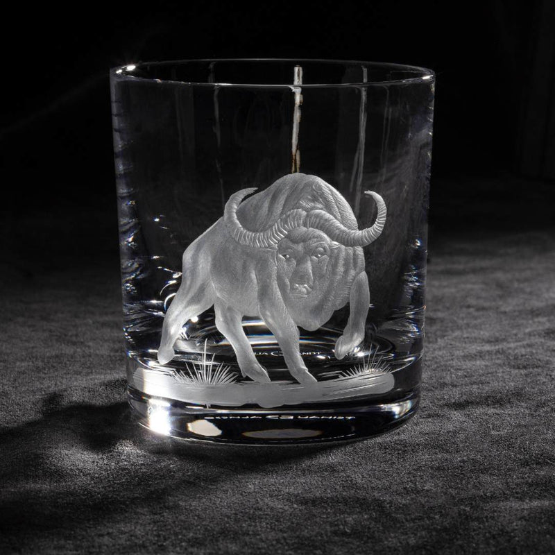 Luxury Crystal Whiskey Glass with Buffalo Engraving – Big Five Collection by Sonja Quandt on a dark background