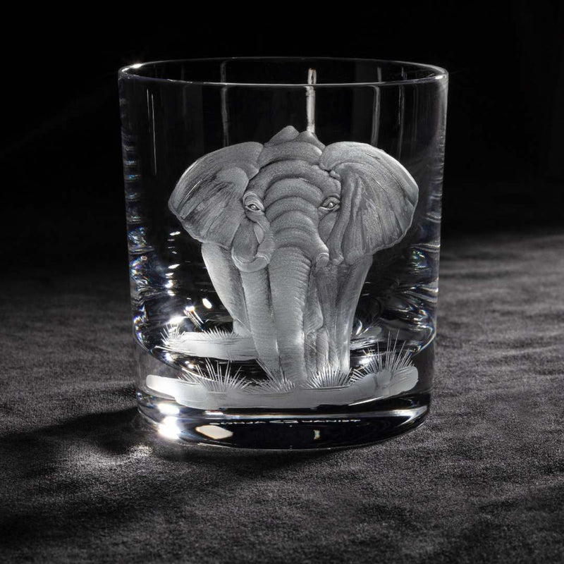 Hand-engraved Elephant Whiskey Glass in Fine Crystal – Exclusive Sonja Quandt Big Five Series on a dark surface
