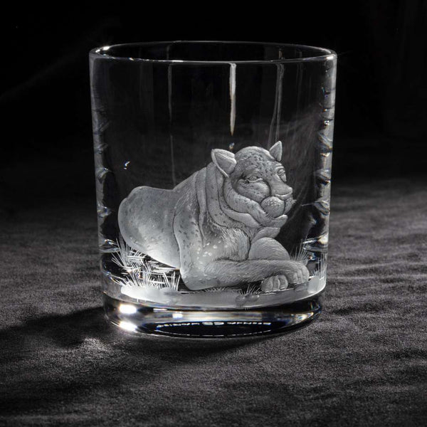 Luxury Crystal Whiskey Glass with Leopard Engraving – Big Five Collection by Sonja Quandt on a dark background