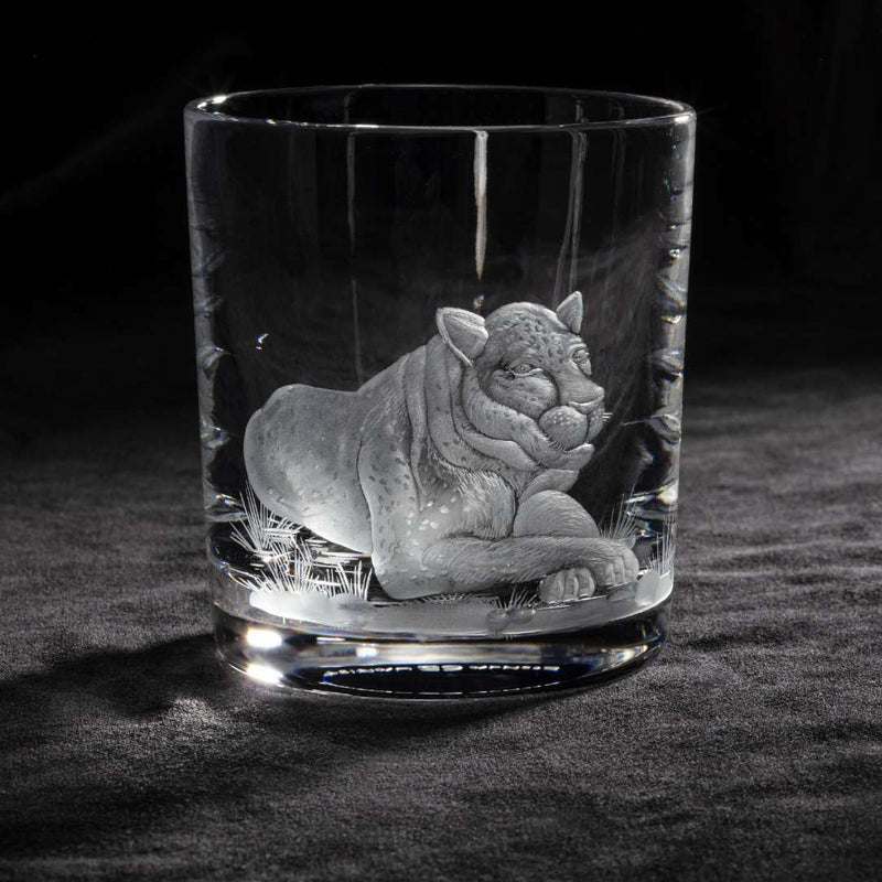 Luxury Crystal Whiskey Glass with Leopard Engraving – Big Five Collection by Sonja Quandt on a dark background