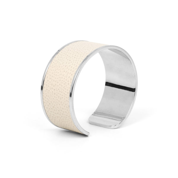 Leather napkin ring in cream leather and chrome metal by Pinetti.
