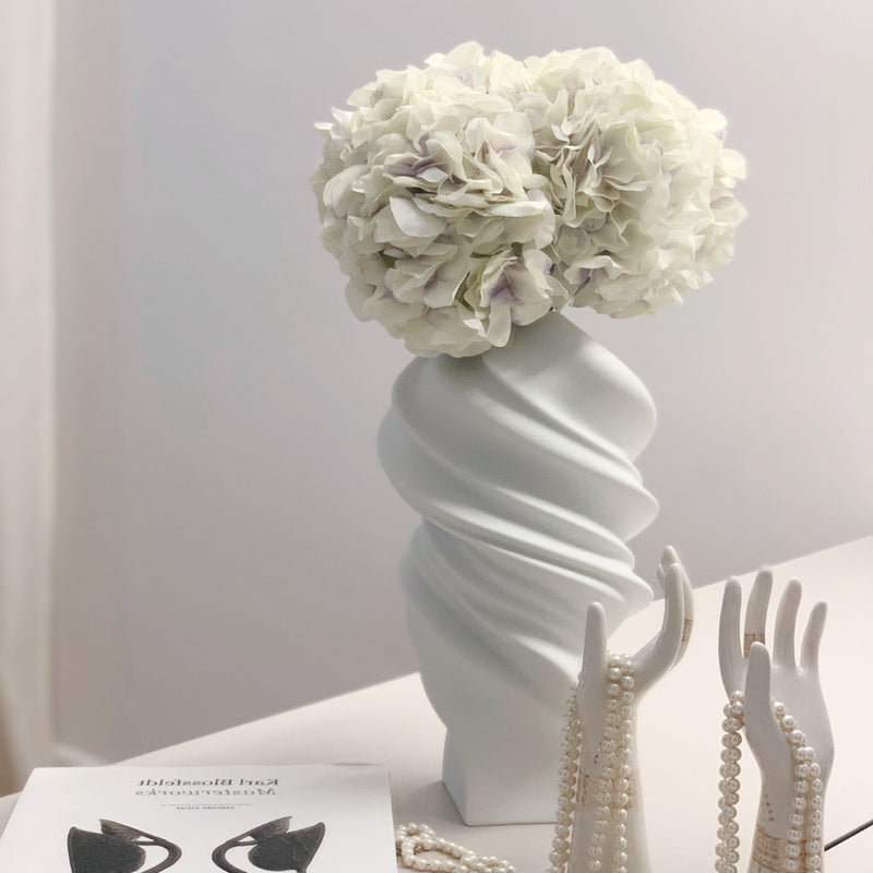Vase Squall in White from Rosenthal with white hydrangea flowers and hands holding pearls
